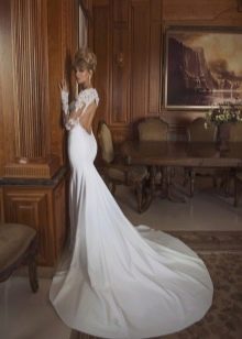 Дълга до пода бяла сватбена рокля с отворен гръб