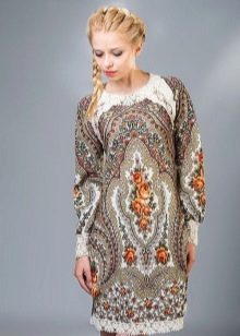 Orosz stílusú ruha mintákkal és csipkével a szegélynél