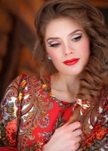 Make-up für ein Kleid im russischen Stil