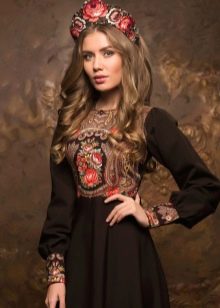 Braunes Kleid im russischen Stil mit Kokoshnik