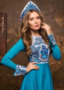 Niebieska sukienka w stylu rosyjskim z kokosnikiem