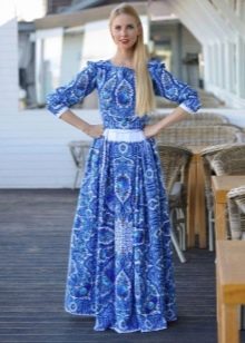 Moderna duga haljina u ruskom stilu s uzorkom gzhel