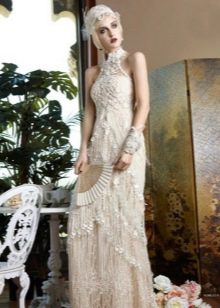 Witte Gatsby-jurk gecombineerd met parels