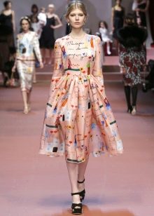Rochie de epocă de la Dolce & Gabbana în stilul arcului nou