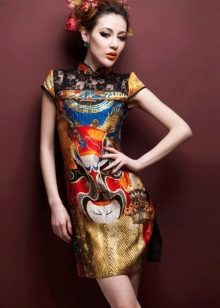 Silk dress sa oriental na istilo na may maliwanag na pambansang pattern