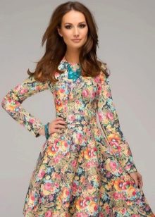 Ležerna ljetna haljina u orijentalnom stilu s cvjetnim printom