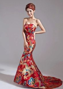 Gaun pengantin merah dalam gaya oriental dengan corak kebangsaan