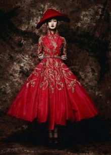Czerwona orientalna sukienka