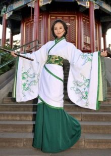 Zaļa kleita ar mežģīnēm austrumnieciskā stilā