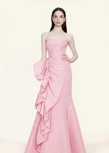 Gaun merah jambu untuk si rambut coklat