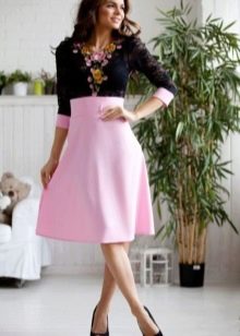 Růžové šaty s černým topem