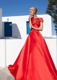 Raudona šilkinė suknelė su nėriniais