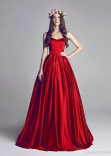 Raudono šilko suknelė