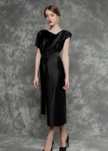 Черна копринена работна рокля