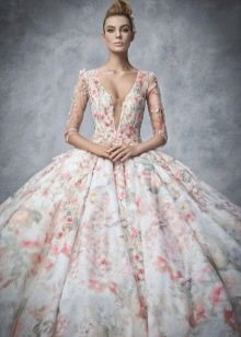 Gyönyörű menyasszonyi ruha virágmintával és mély nyakkivágással