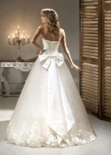 Gaun pengantin dengan busur dan bunga padan