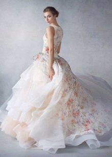 Флорален принт върху сватбена рокля