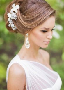 Frisur mit frischen Blumen für ein Hochzeitskleid