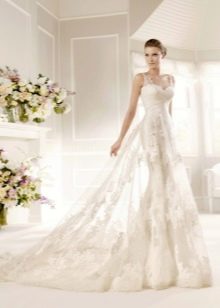 Сватбена рокля с цветя в тон с полупрозрачност