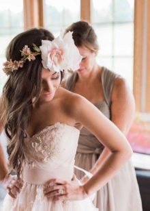 Suknia ślubna z kwiatami na dekolcie