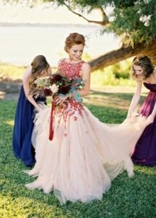 Svatební šaty s červenými květy