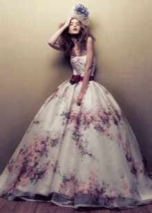 فستان زفاف جميل مع طباعة الأزهار