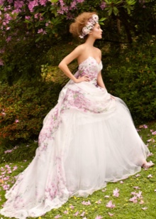 Skaista kāzu kleita ar ziedu apdruku