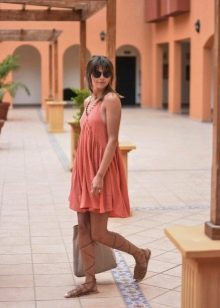 Бежови сандали в гръцки стил за роклята в цвят теракота
