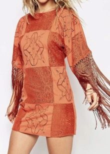 Short terracotta dress with embossed pattern