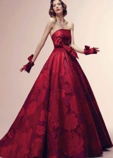 Pakaian ceri dengan bunga burgundy