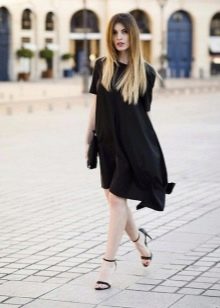 Černé asymetrické áčkové šaty