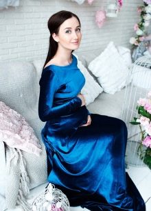 Kék ruha a padlóig terhes nők számára