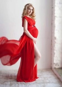 فستان أحمر طويل للحوامل