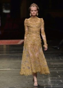 Gipiurowa sukienka midi w kolorze złotym