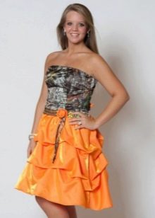 Kamufliažinė suknelė su oranžiniu sijonu