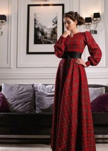 Langes rot kariertes Kleid mit schwarzem Obi-Gürtel
