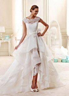 Koronkowa suknia ślubna z krótkim przodem i długim tyłem