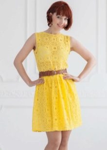 فستان قصير من الدانتيل الأصفر