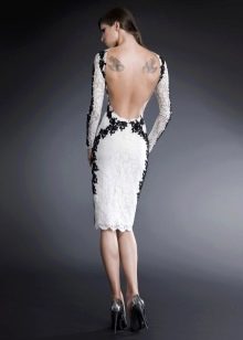 Čipkované šaty s otvoreným chrbtom bielej farby