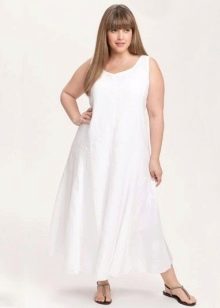 Długa biała lniana sukienka dla pucołowatych