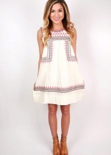 Lniana biała sukienka z haftem