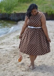Hnědé puntíkované áčkové šaty pro obézní ženy