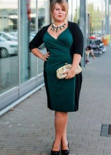 Двуцветна черно-зелена рокля-калъф за пълни жени