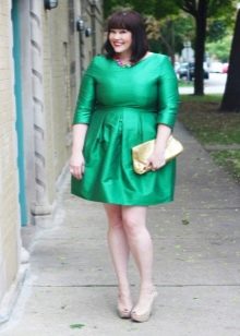 Krátke zelené šaty áčkovej siluety s trojštvrťovými rukávmi pre obézne ženy