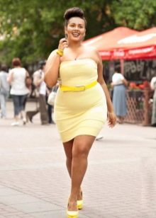 Żółta obcisła sukienka dla otyłych kobiet
