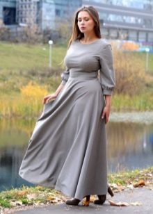 Vestido longo fechado cinza com linha A com mangas compridas para mulheres obesas
