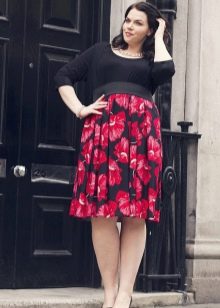 فستان بخصر مرتفع مع بلوزة سوداء وتنورة حمراء بطبعة زهور للنساء البدينات