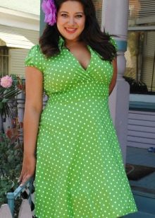 Zeleno-biele bodkované krátke šaty s vysokým pásom pre obézne ženy