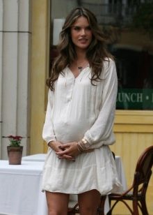 Gaun tunik putih untuk wanita hamil