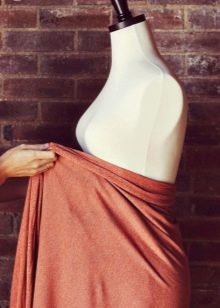 Een jurk modelleren voor zwangere vrouwen